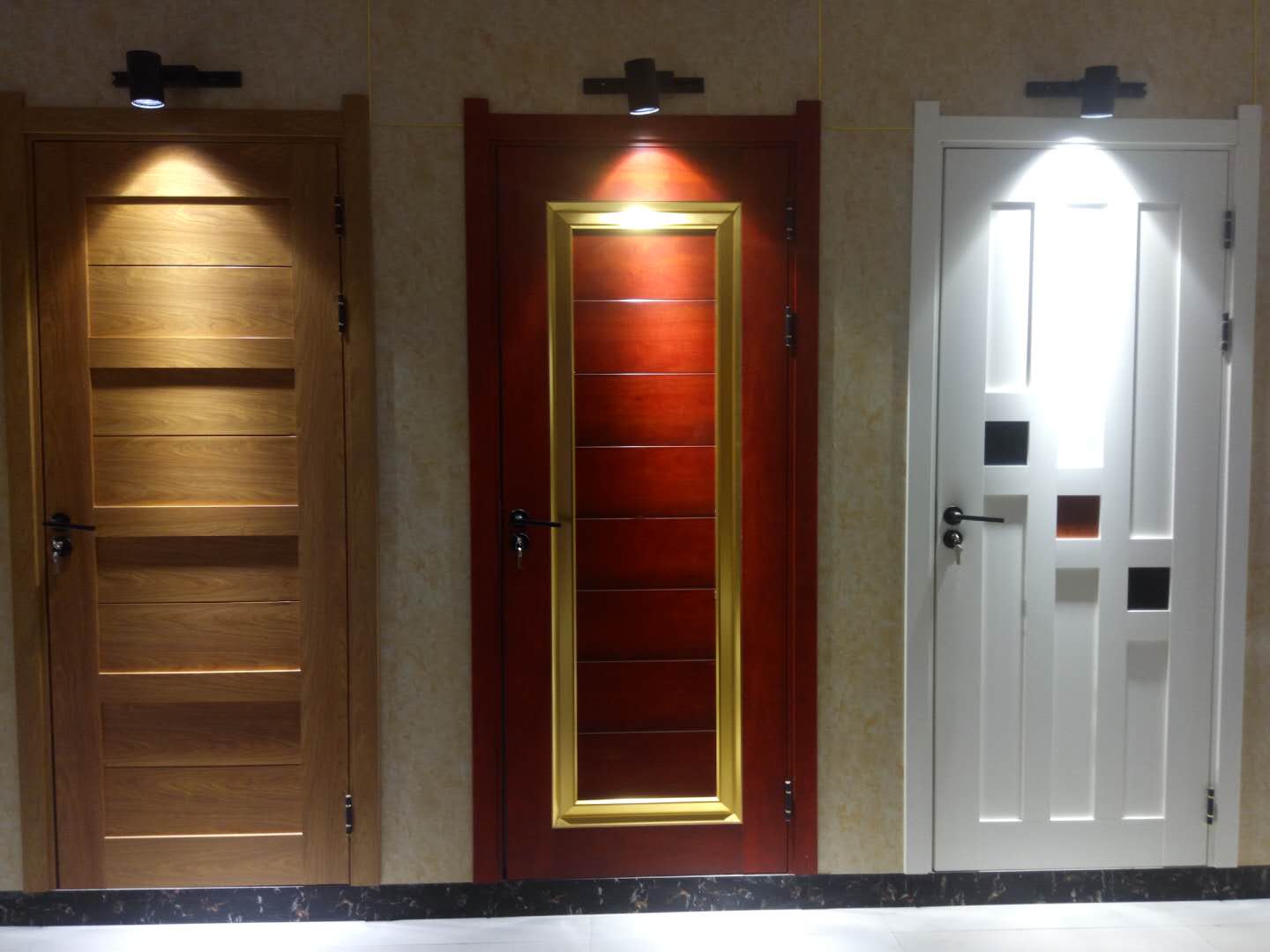 全铝门材出现在山东单县三六九国际家具城，全铝豪门家具无甲醛