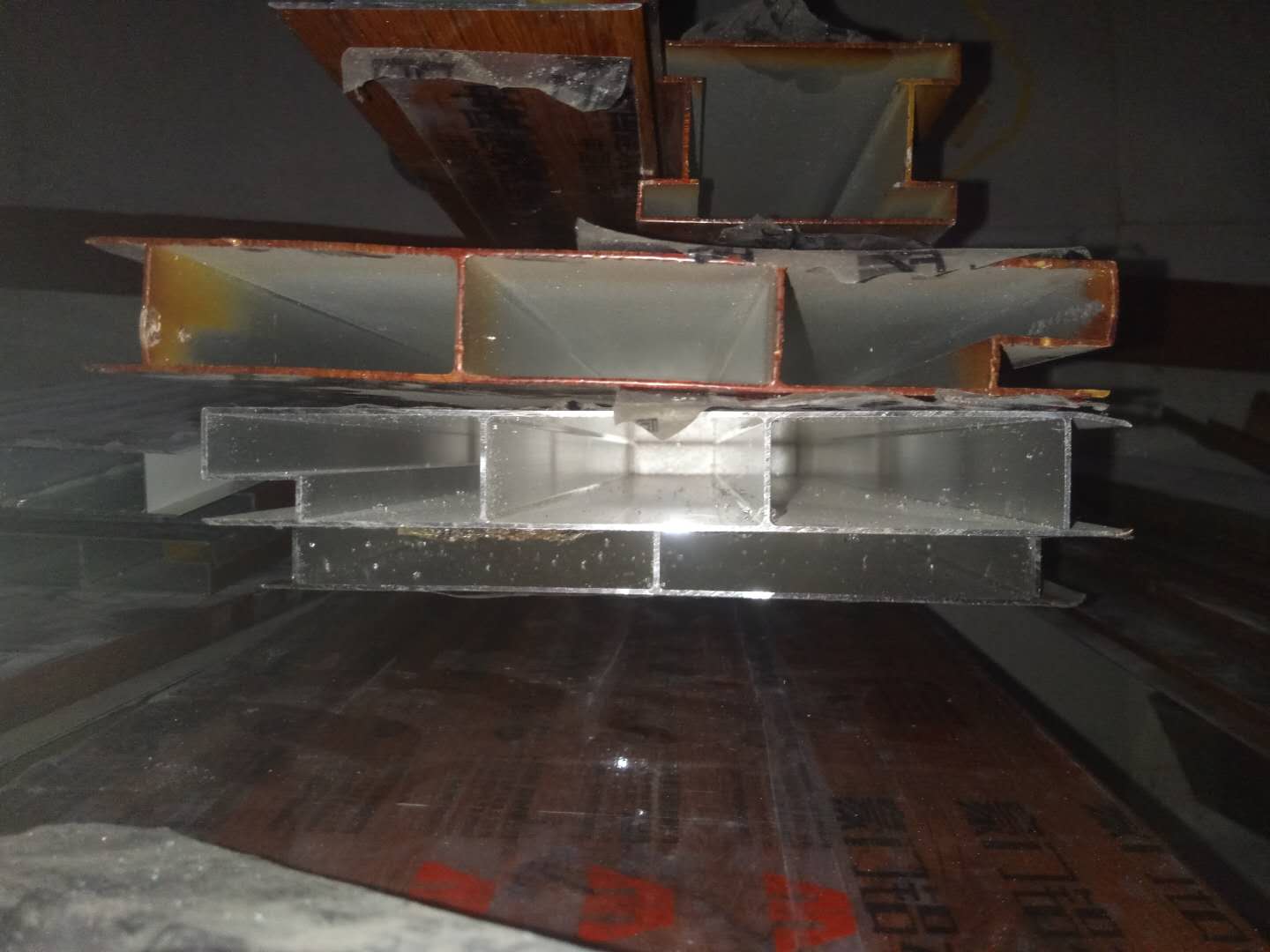 全铝门材出现在山东单县三六九国际家具城，全铝豪门家具无甲醛