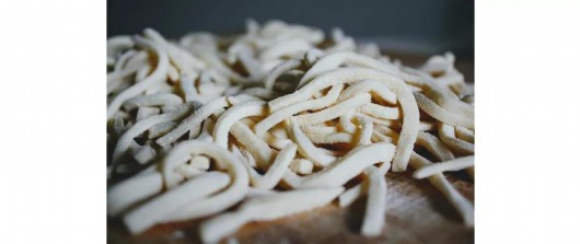 陕西在法留学老乡,吃腻了西餐,自己擀面,写出了擀面科学原理