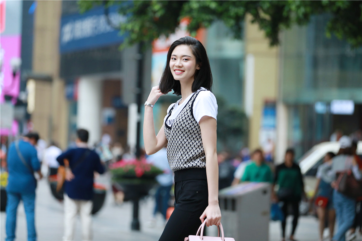 重庆解放碑美女街拍,解放碑步行街拍照姿势女生
