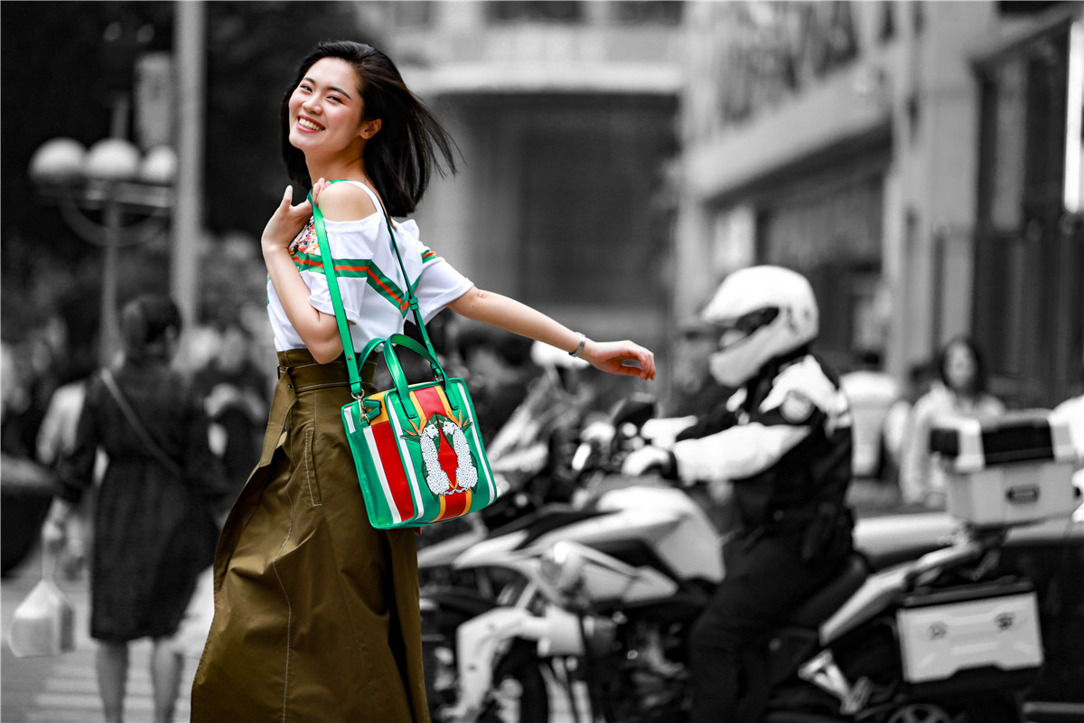 重庆解放碑美女街拍,解放碑步行街拍照姿势女生