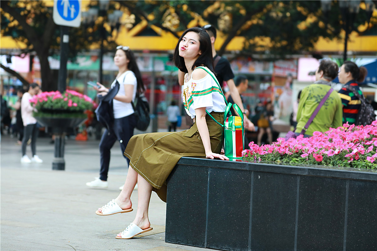 重庆解放碑美女街拍,解放碑步行街拍照姿势女生