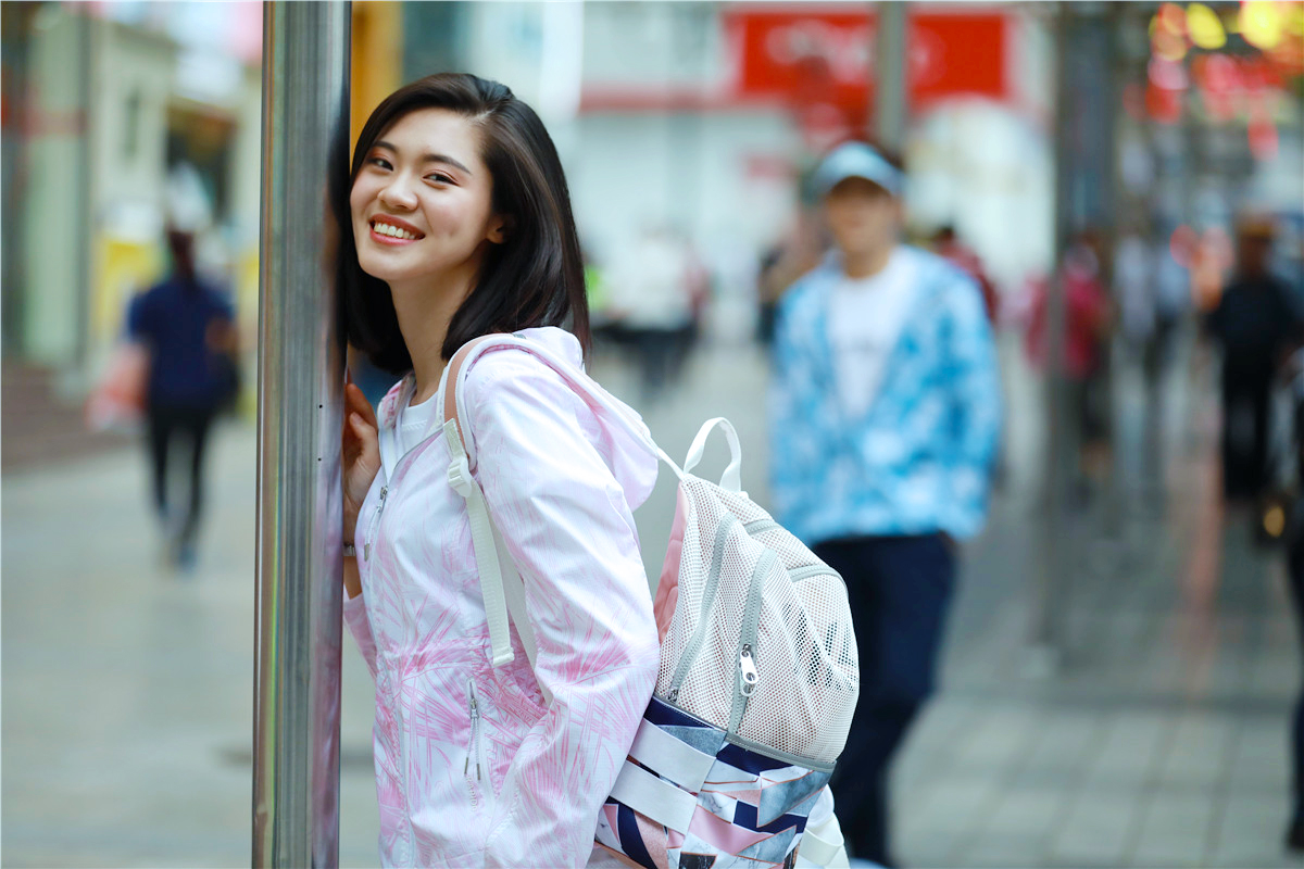 重庆解放碑美女街拍,解放碑步行街拍照姿势女生