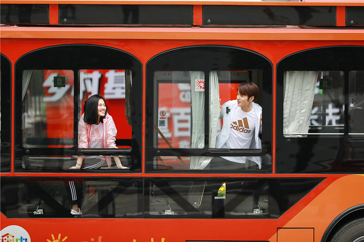 重庆解放碑美女街拍,解放碑步行街拍照姿势女生