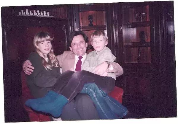 女儿被强奸致死,这个父亲做出的举动震惊了无数人……