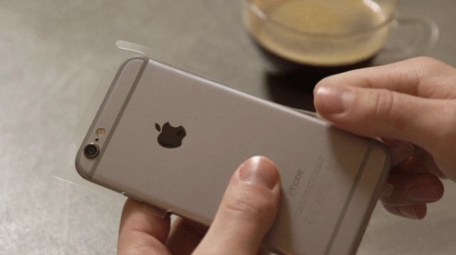 如何清理手机钢化膜胶痕,手机钢化膜脏了有什么补救的方法