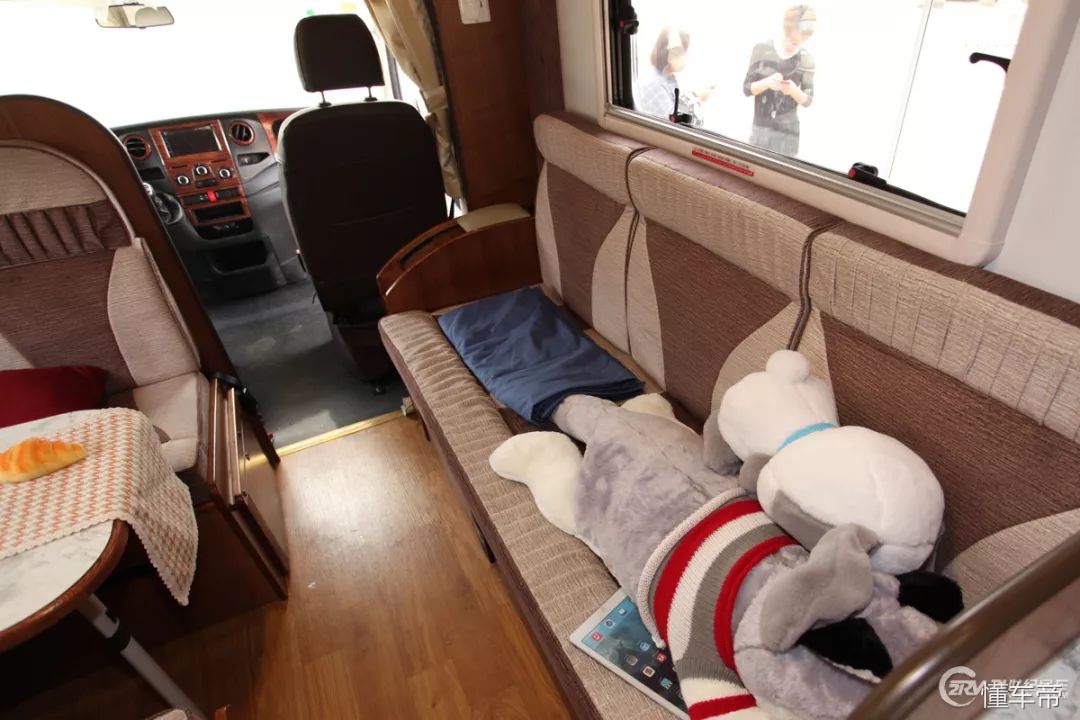 进口100万大额头c型豪华房车,豪华的六座六卧c级房车
