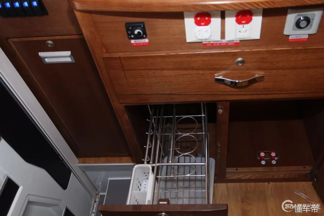 进口100万大额头c型豪华房车,豪华的六座六卧c级房车