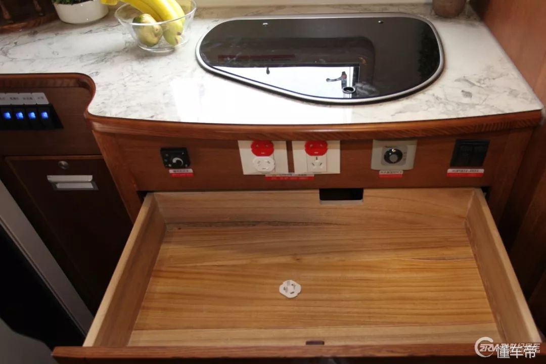 进口100万大额头c型豪华房车,豪华的六座六卧c级房车