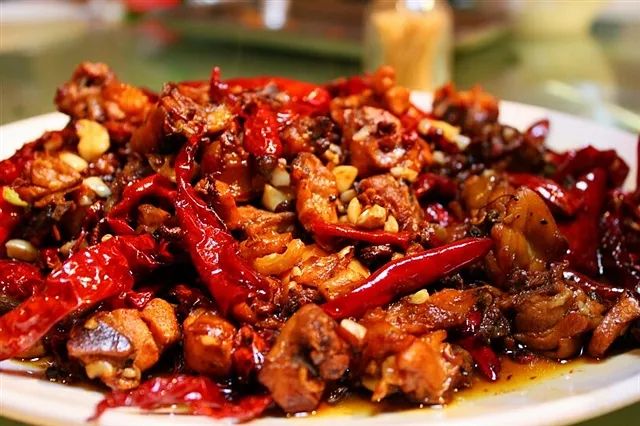 震惊！这群人竟然生吃鸡肉！