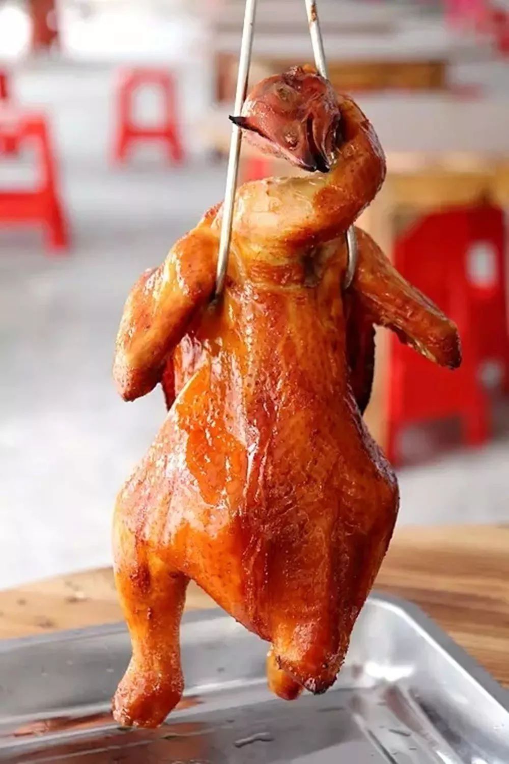 震惊！这群人竟然生吃鸡肉！