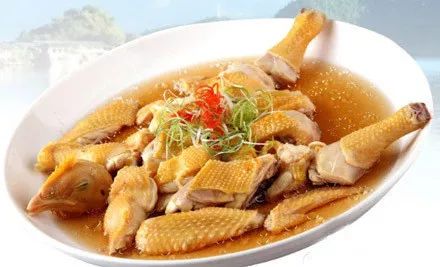 震惊！这群人竟然生吃鸡肉！