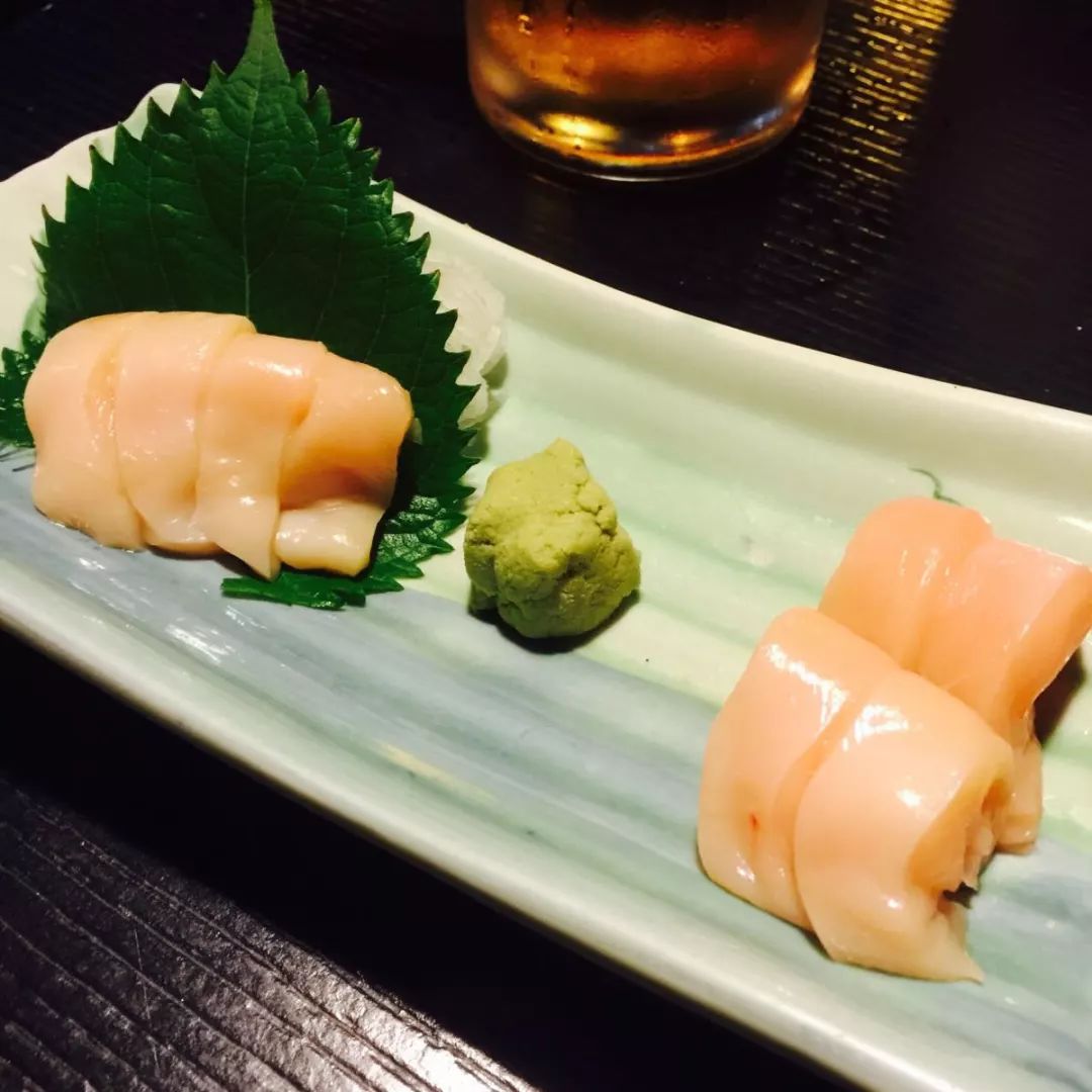 震惊！这群人竟然生吃鸡肉！