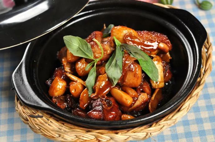 震惊！这群人竟然生吃鸡肉！