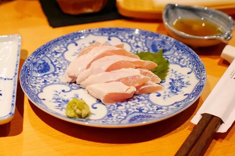 震惊！这群人竟然生吃鸡肉！