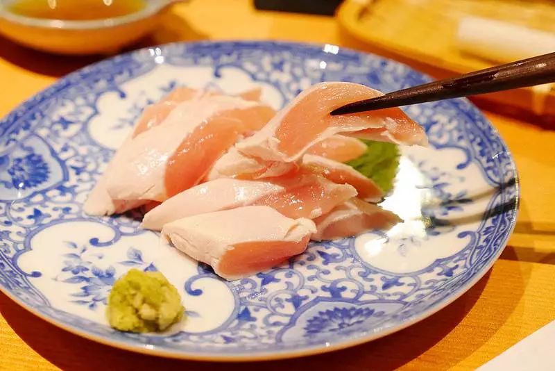 震惊！这群人竟然生吃鸡肉！