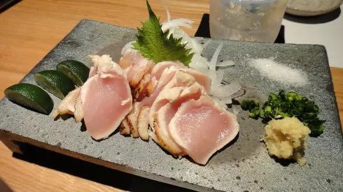 震惊！这群人竟然生吃鸡肉！