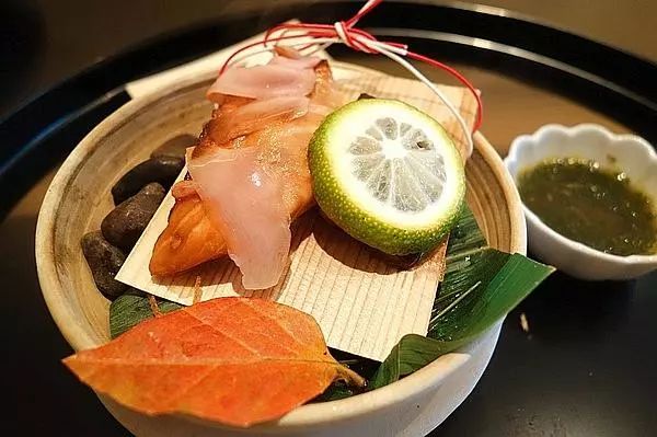 震惊！这群人竟然生吃鸡肉！