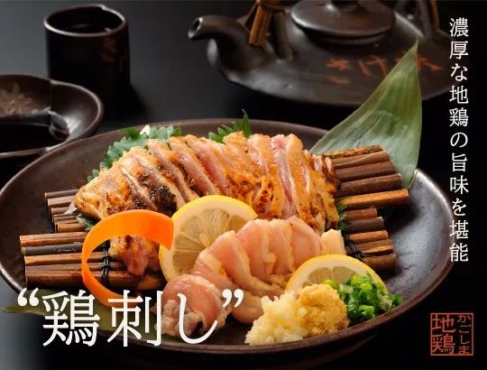 震惊！这群人竟然生吃鸡肉！