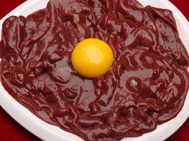 震惊！这群人竟然生吃鸡肉！