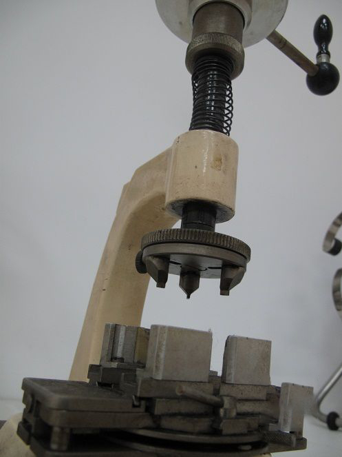 石英手表打开后盖的方法,牙型手表后盖打开方法图解