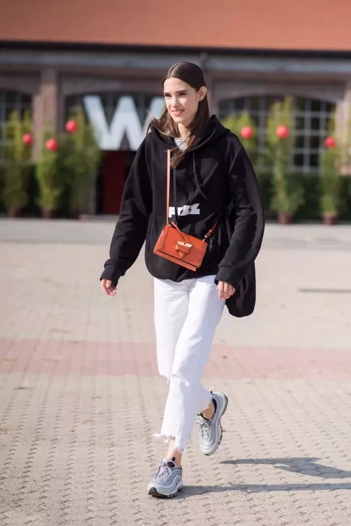 鞋子大一号会宽多少,鞋子大一号多穿一双袜子吗