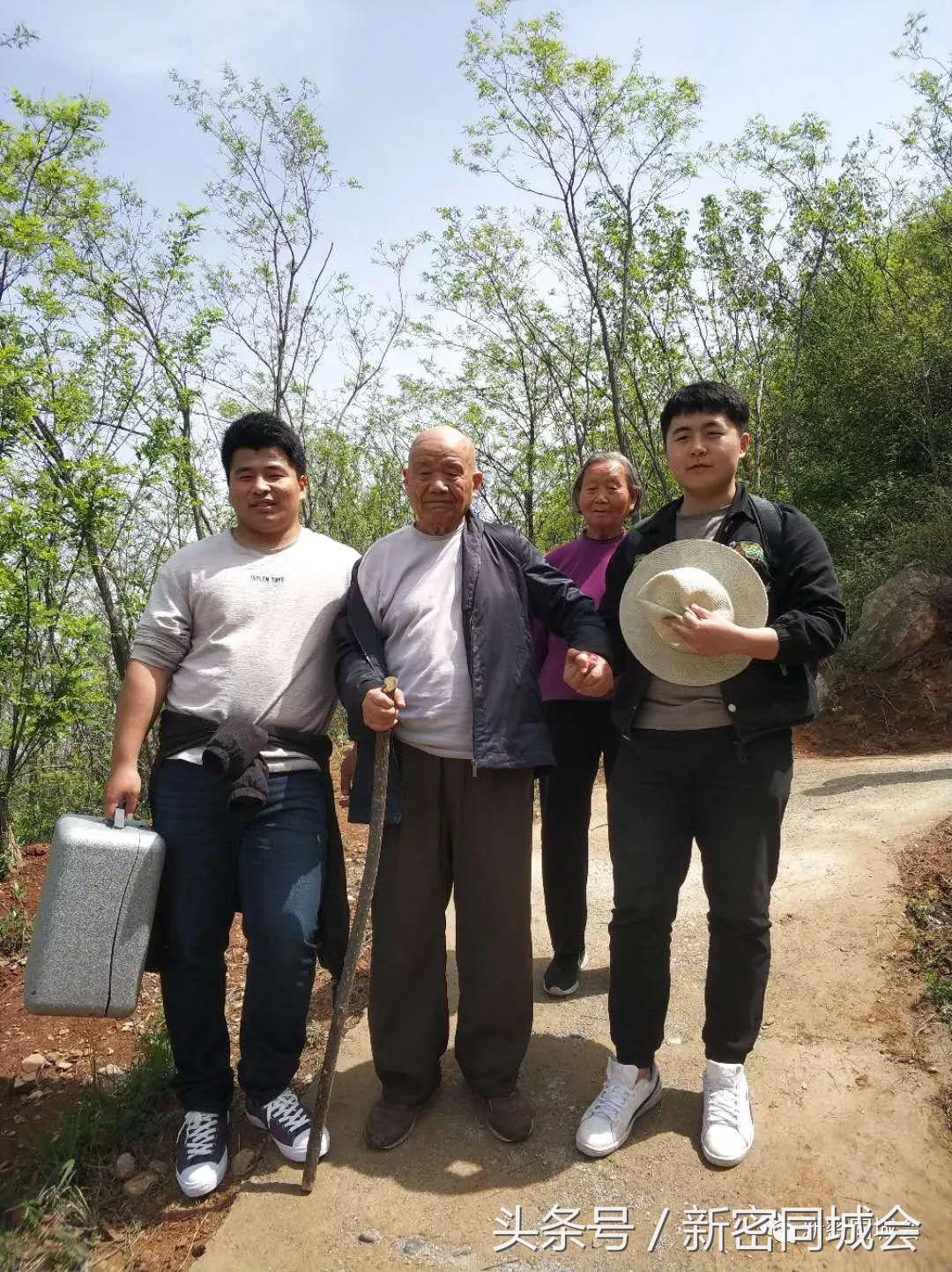 新密市九里山风景区摘槐花,新密超化九里山槐花林