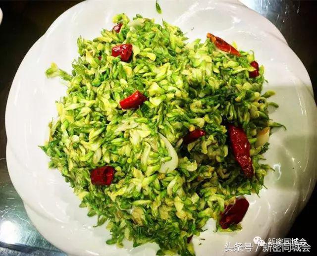 新密市九里山风景区摘槐花,新密超化九里山槐花林