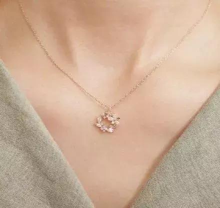 这个春季，你需要一款精致锁骨链，成为搭配中的小心机！