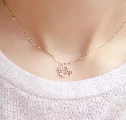 这个春季，你需要一款精致锁骨链，成为搭配中的小心机！