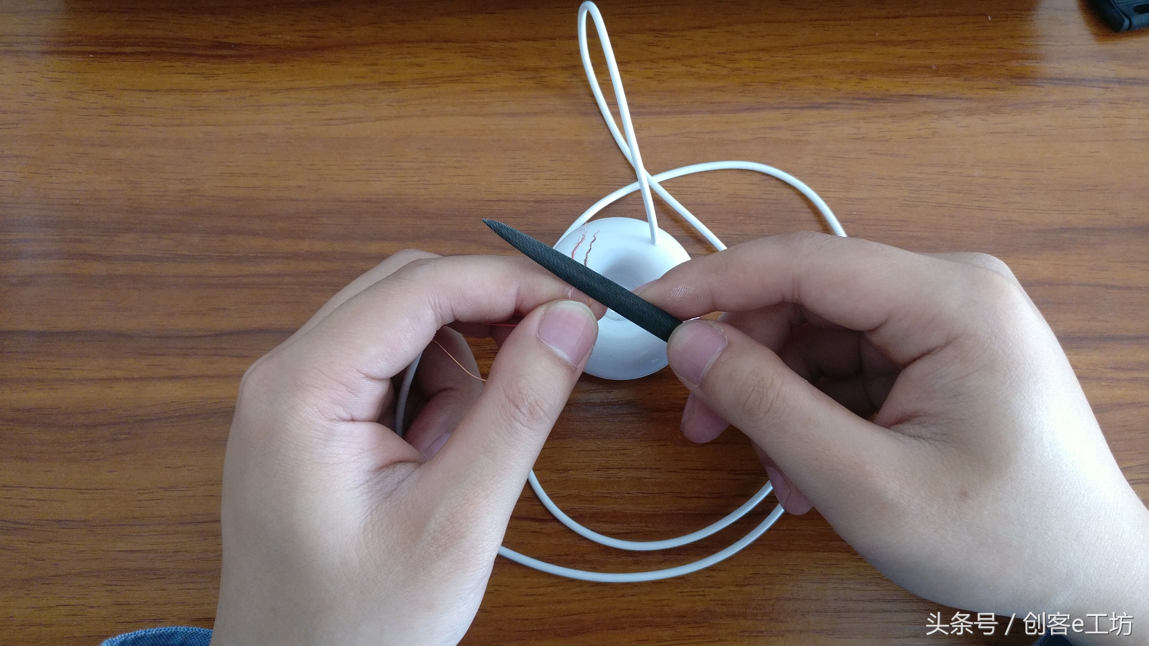 自制加湿器挂一条湿透的毛巾,用塑料瓶做房间加湿器