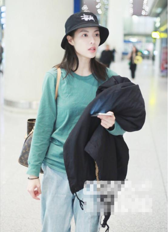 钟楚曦素颜芳华,芳华钟楚曦现身机场