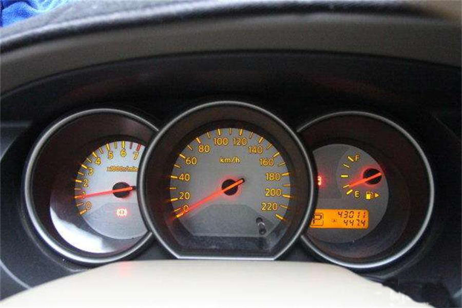 日产骊威2013款劲锐型1.6豪华版,10万以下空间大的车