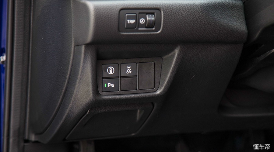 本田雅阁值不值得入手呢,十代雅阁230丐版什么配置