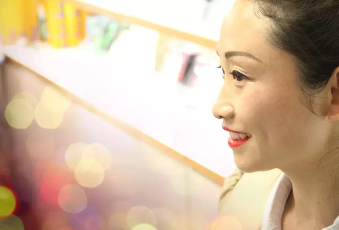 这个卖化妆品的雷老板，在她的店里藏着让女人变美的八字箴言！