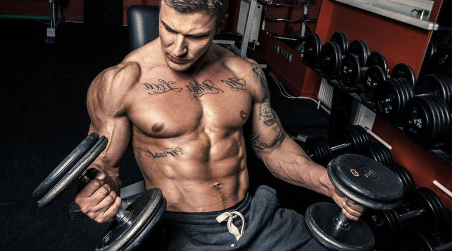 初学者如何用哑铃健身训练,健身房肌肉哑铃