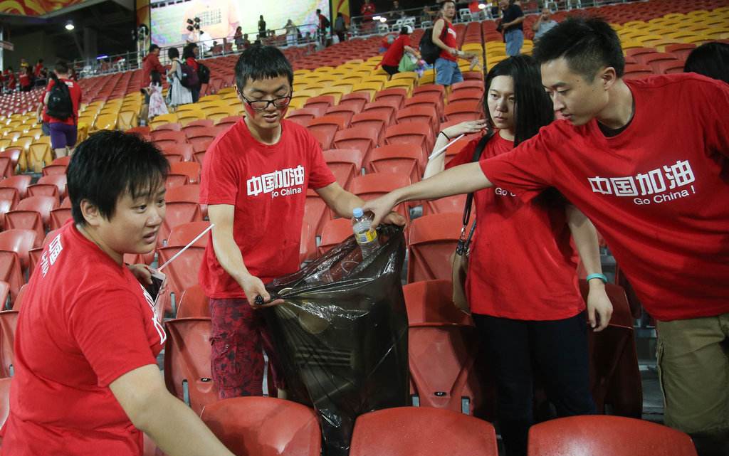 只要上港抢断就响哨，一直被媒体无脑吹捧的外国人素质也是狗屎