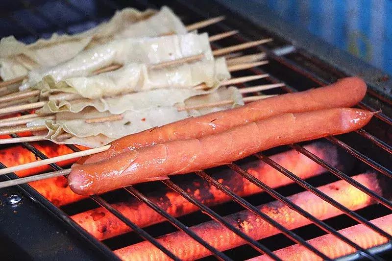 一出摊就排队了,出摊就排队的盒饭