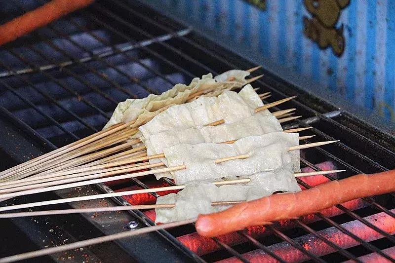 一出摊就排队了,出摊就排队的盒饭