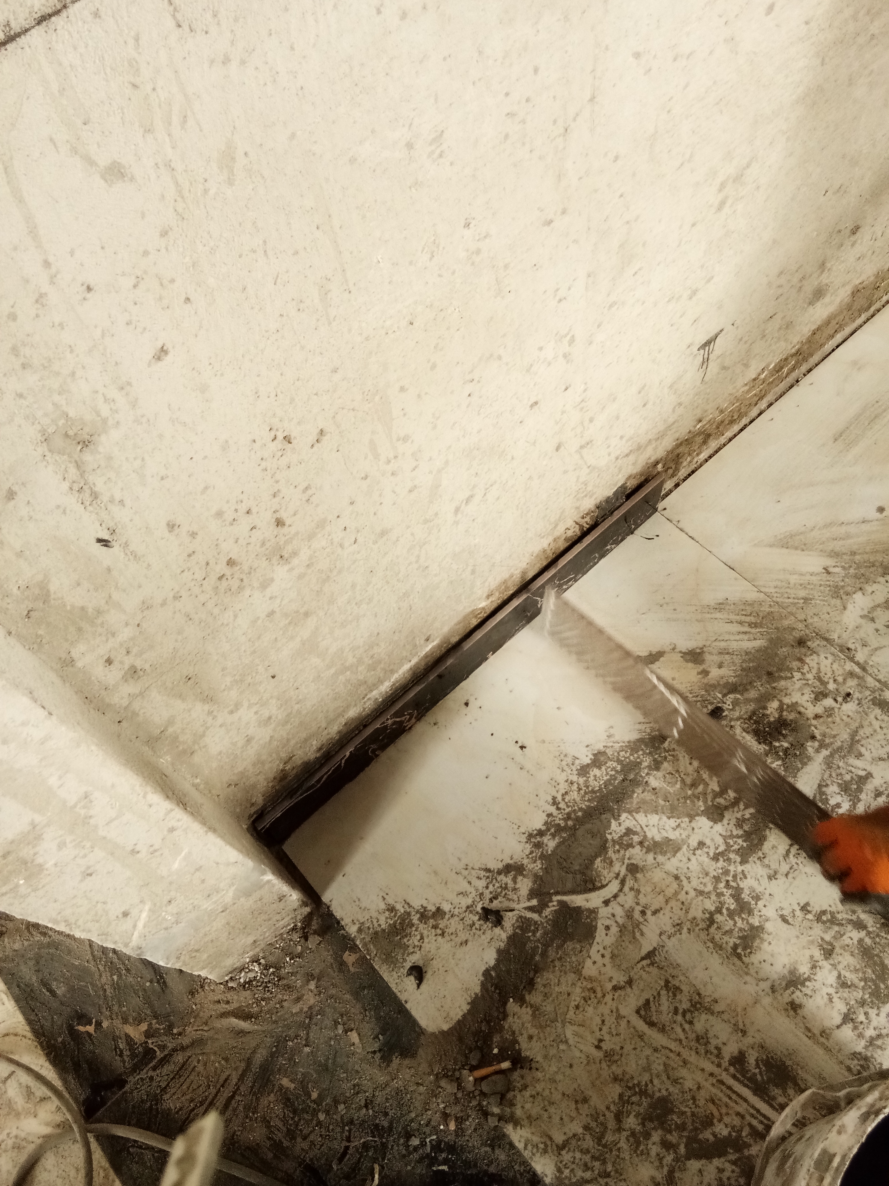 瓦工师傅说这样打灰不空鼓不翘砖,瓦工贴踢脚线要注意什么