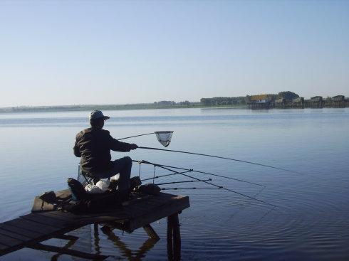 哈尔滨野狼湖，为东北最大的内陆平原湖，是野生狼栖息的天然场所