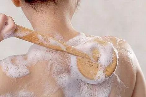 后背出油、长痘？一招教你解决！