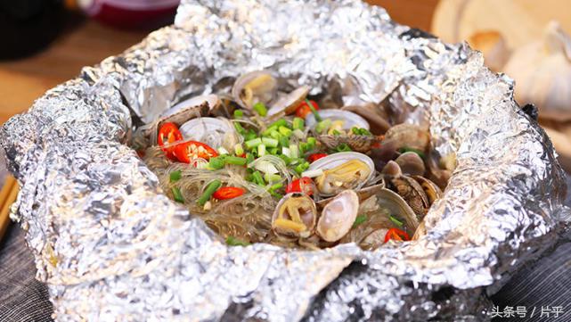 超好吃自制锡纸花甲粉做法,锡纸花甲粉怎么做不怕坨