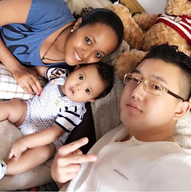 中国小伙到非洲务工，娶了当地黑人美女当老婆，生的孩子让人羡慕