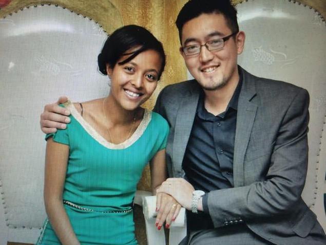 中国小伙到非洲务工，娶了当地黑人美女当老婆，生的孩子让人羡慕