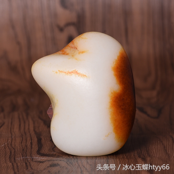 带皮色的和田玉为什么越来越受欢迎?