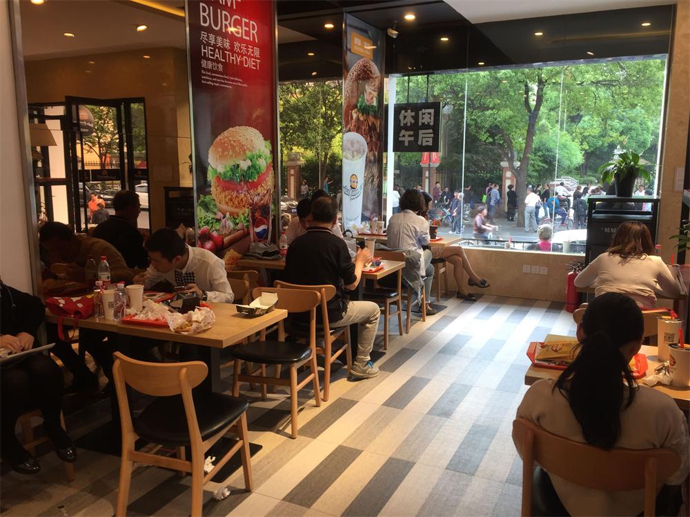 这家汉堡店,逼格高过咖啡馆,打败了麦当劳!