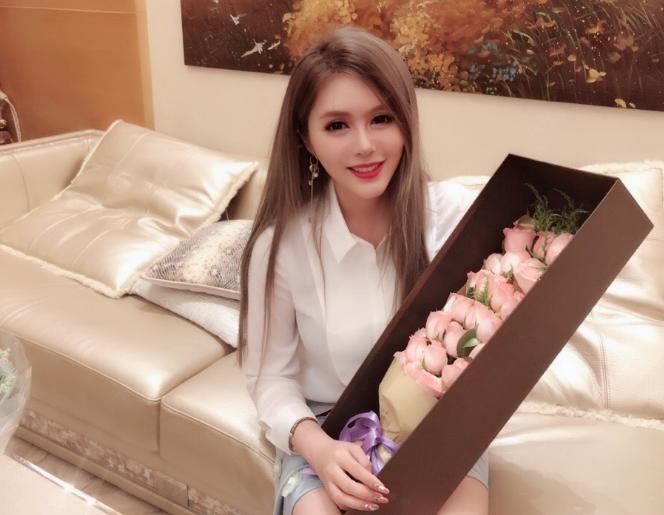 主播张琪格直播跳舞，脚出血了浑然不知，网友感言：都不容易！