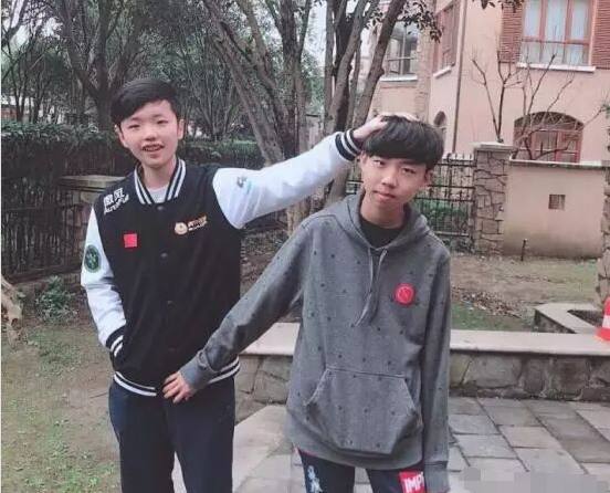 两个16岁的天才职业少年,一个被锤开挂,另外一个却是4AM队员!