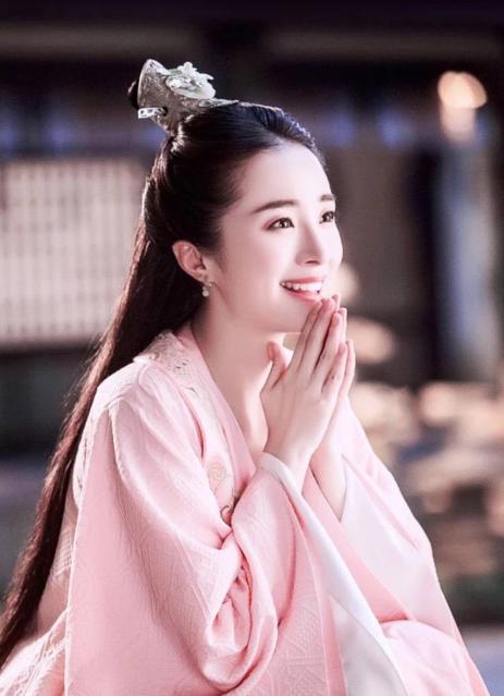 你还在关注独孤天下里演傻白甜的她，却不知人家悄悄换了张脸……